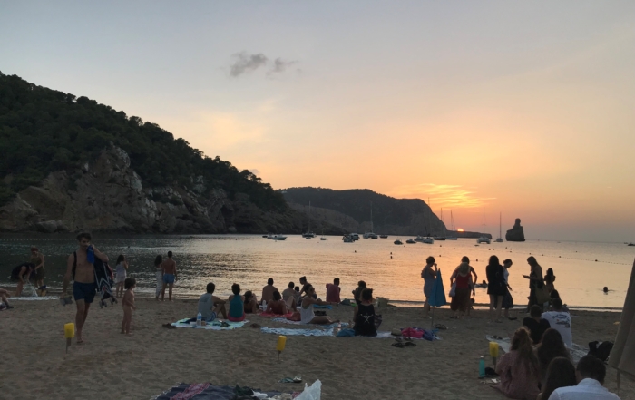 Playa de Benirrás. Mejores puestas de sol de la isla de Ibiza.
