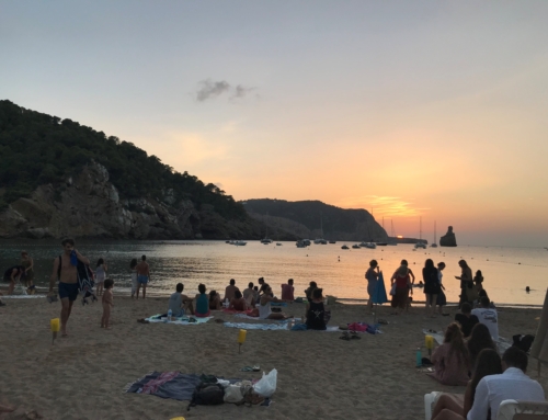 Cala de Benirràs: El auténtico ritmo e icono del norte de Ibiza